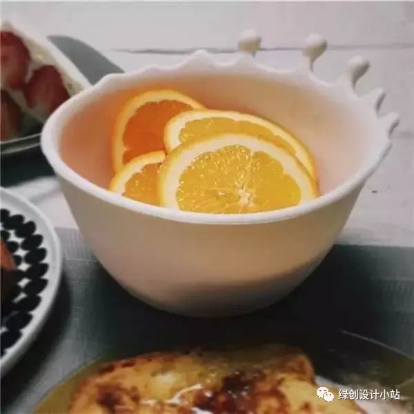呈牛奶四溅状的食器，来自于设计师的童趣设计
